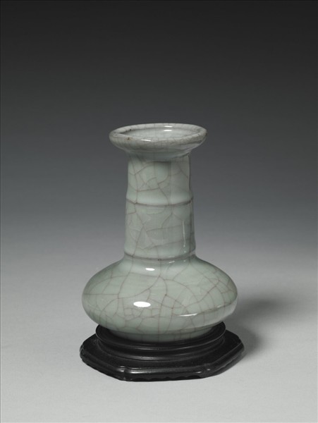 青瓷弦紋盤口瓶