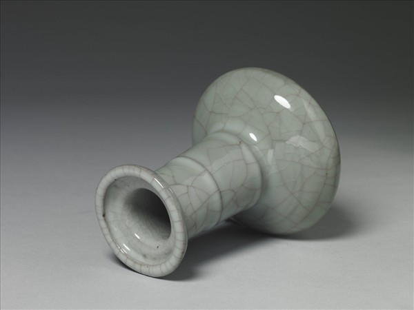 青瓷弦紋盤口瓶