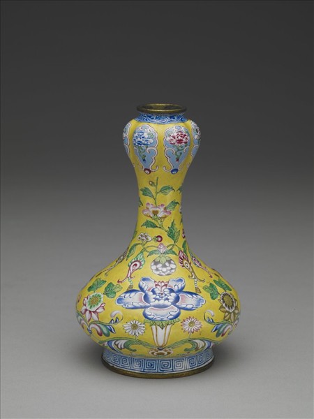 銅胎畫琺瑯黃地花卉紋蒜頭瓶