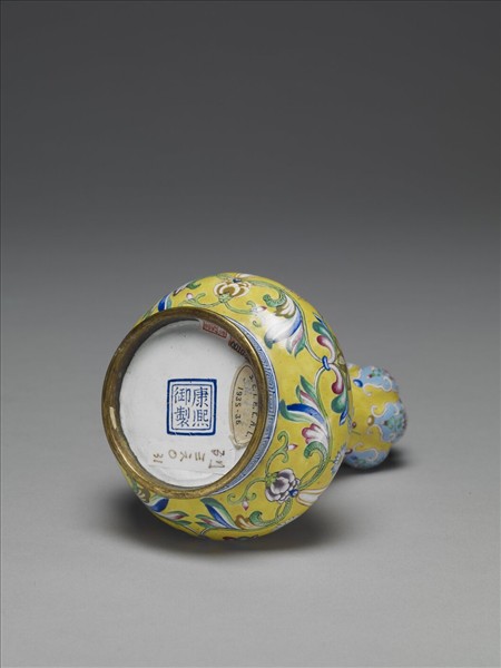 銅胎畫琺瑯黃地花卉紋蒜頭瓶