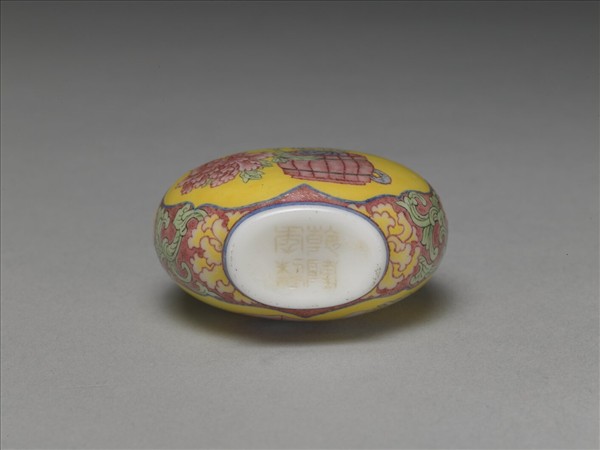 玻璃胎畫琺瑯花卉紋鼻煙壺