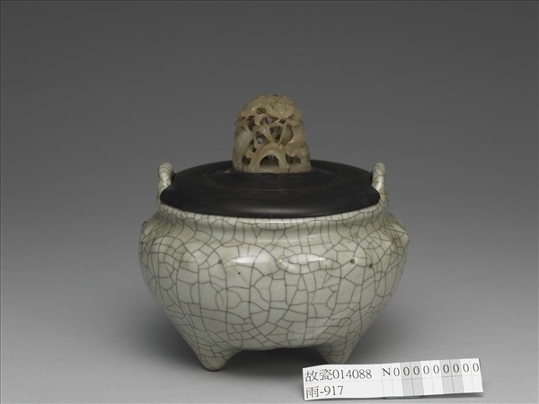 仿官釉乳丁紋三足爐