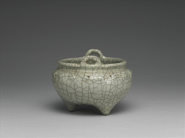 仿官釉乳丁紋三足爐