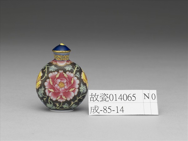 玻璃胎畫琺瑯黑地纏枝牡丹紋鼻煙壺