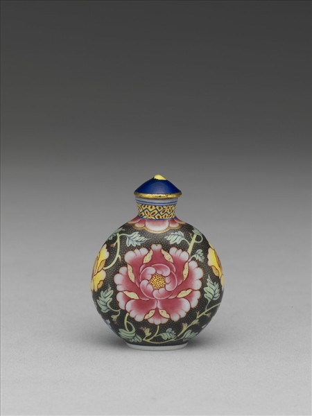 玻璃胎畫琺瑯黑地纏枝牡丹紋鼻煙壺