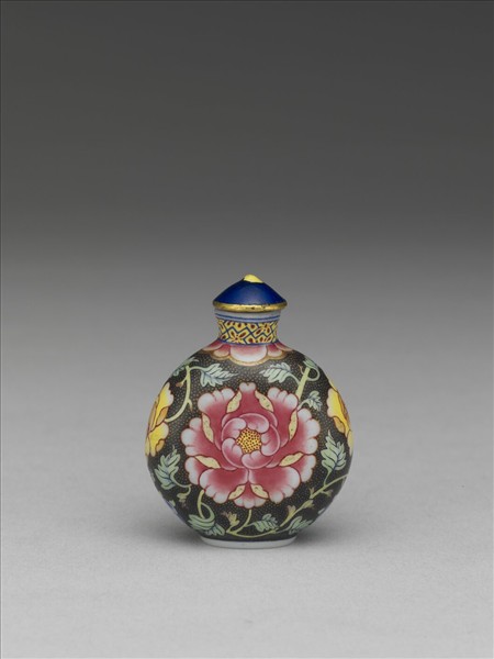 玻璃胎畫琺瑯黑地纏枝牡丹紋鼻煙壺