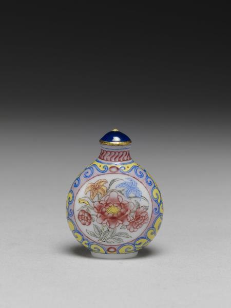 Glass snuff bottle with floral decoration in painted enamels