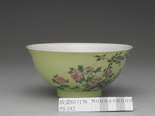 琺瑯彩瓷綠地芙蓉桂花碗