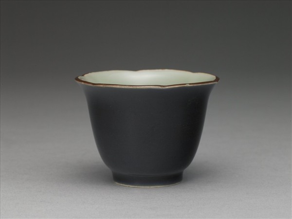 官窯 霽青釉葵口杯