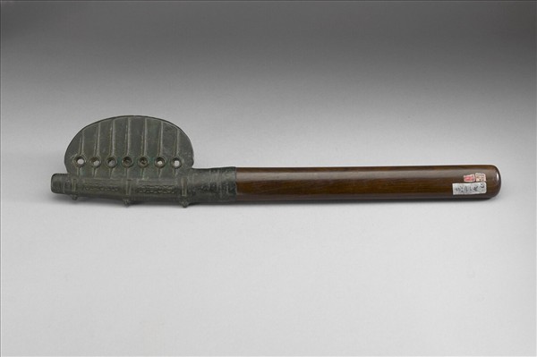 七孔半圓形刃管銎鉞