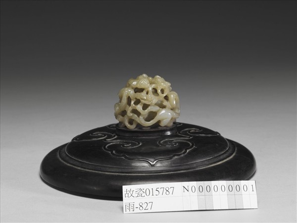 螭虎啣芝紋玉頂