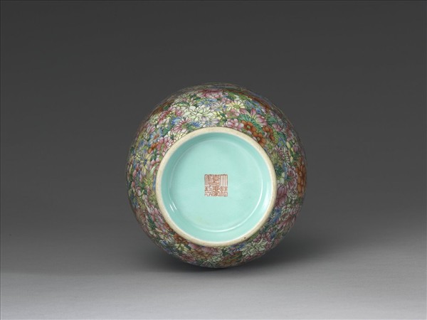 洋彩百花錦紋螭耳瓶