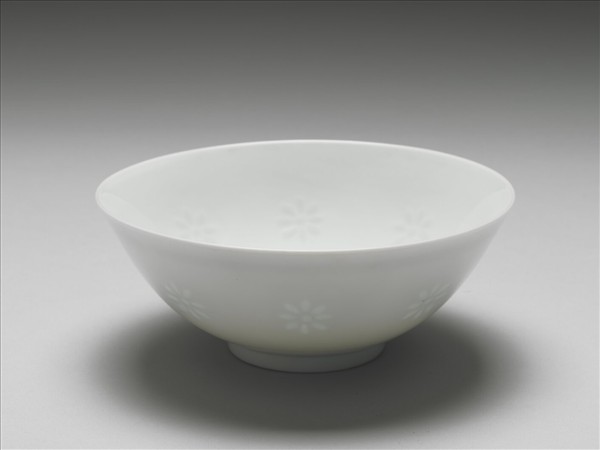 白瓷剔透番蓮紋碗