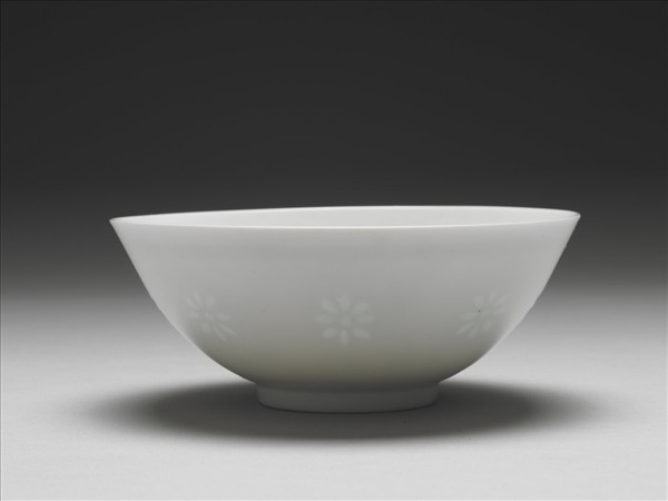 白瓷剔透番蓮紋碗