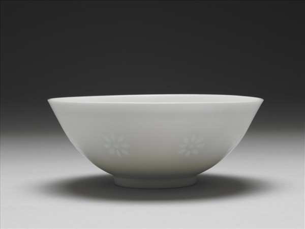 白瓷剔透番蓮紋碗