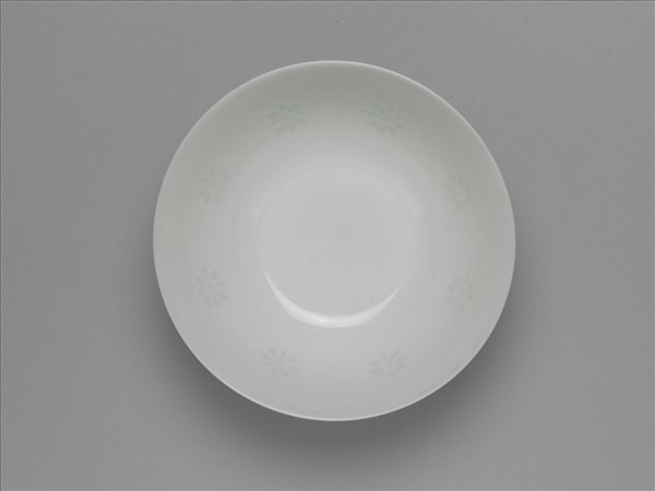 白瓷剔透番蓮紋碗