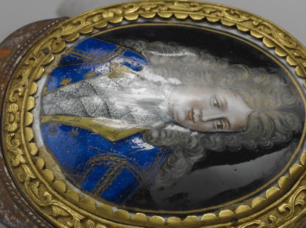 銅鍍金胎嵌西洋畫琺瑯人物火鐮盒