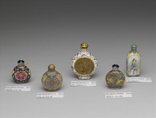 玻璃胎畫琺瑯黑地纏枝牡丹紋鼻煙壺