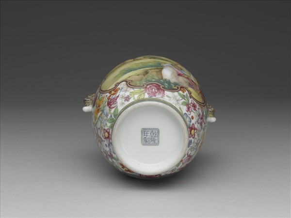 琺瑯彩錦地開光西洋人物螭耳瓶