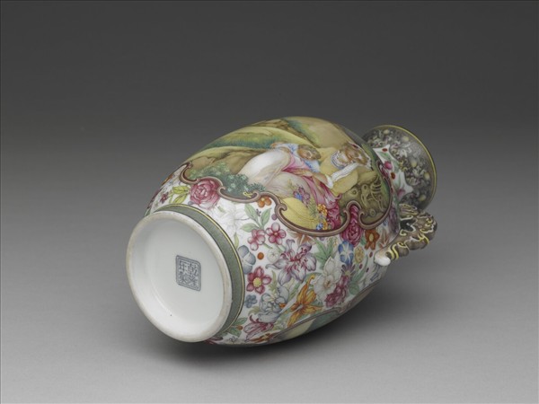 琺瑯彩錦地開光西洋人物螭耳瓶