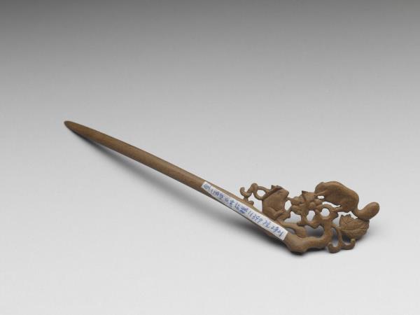 肉桂木雕松鼠葡萄簪