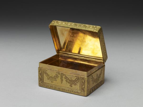 鍍金雕花嵌瑪瑙鼻煙盒