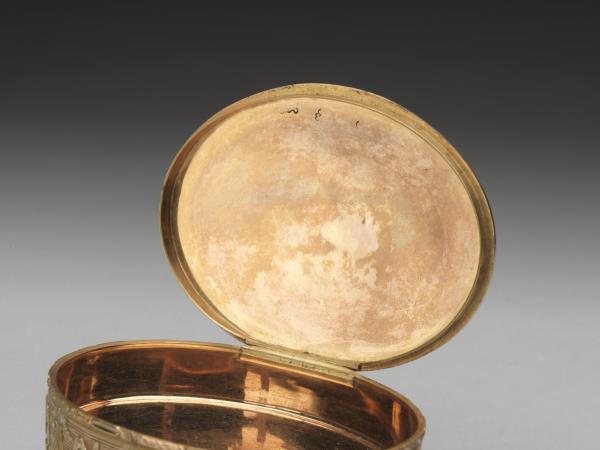 雕金機械自動音樂鼻煙盒