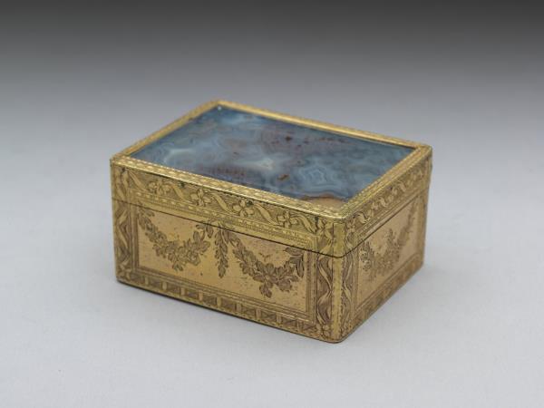 鍍金雕花嵌瑪瑙鼻煙盒