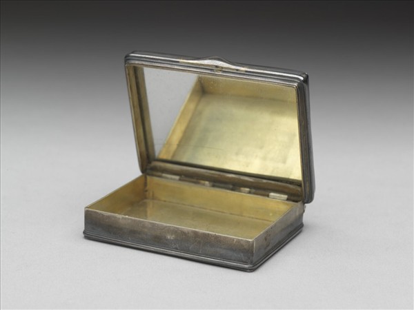 銀嵌銅胎畫琺瑯西洋人物圖鼻煙盒