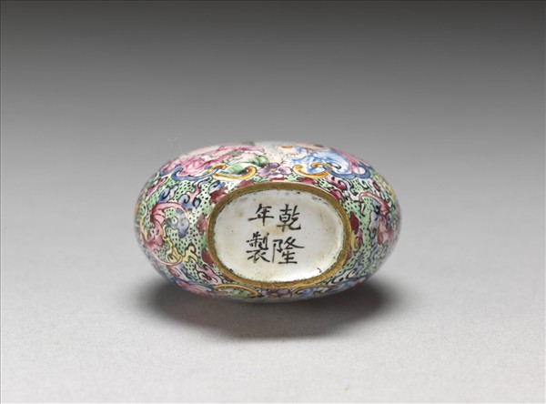 銅胎畫琺瑯西洋人物圖鼻煙壺