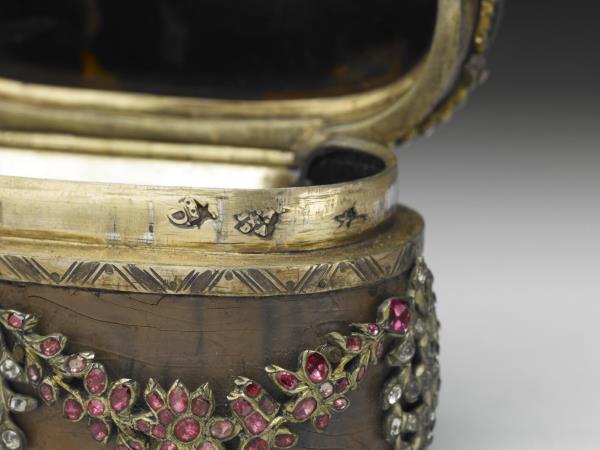 銀嵌寶石漆鼻煙盒