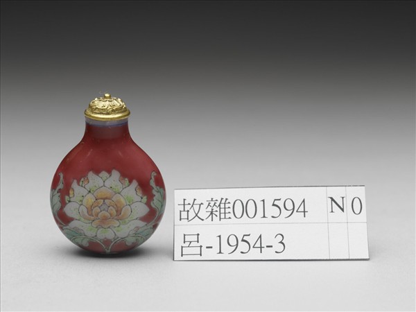 玻璃胎畫琺瑯紅地牡丹鼻煙壺
