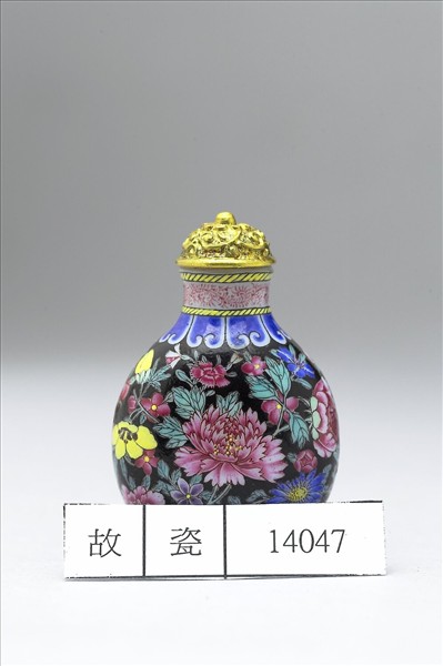 玻璃胎畫琺瑯黑地百花錦紋鼻煙壺