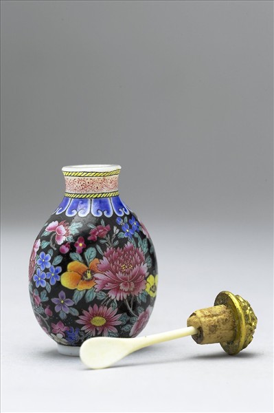 玻璃胎畫琺瑯黑地百花錦紋鼻煙壺