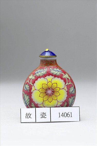 玻璃胎畫琺瑯紅地西番蓮紋鼻煙壺