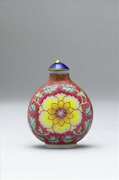 玻璃胎畫琺瑯紅地西番蓮紋鼻煙壺