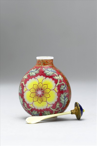 玻璃胎畫琺瑯紅地西番蓮紋鼻煙壺