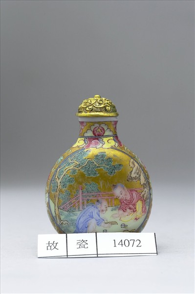 玻璃胎畫琺瑯金地嬰戲圖鼻煙壺