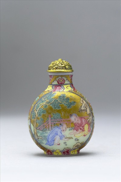 玻璃胎畫琺瑯金地嬰戲圖鼻煙壺