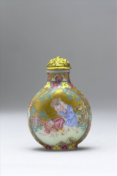 玻璃胎畫琺瑯金地嬰戲圖鼻煙壺