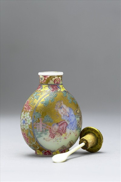 玻璃胎畫琺瑯金地嬰戲圖鼻煙壺