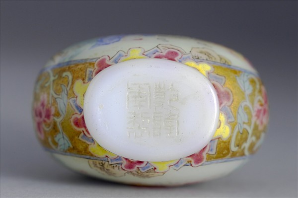 玻璃胎畫琺瑯金地嬰戲圖鼻煙壺