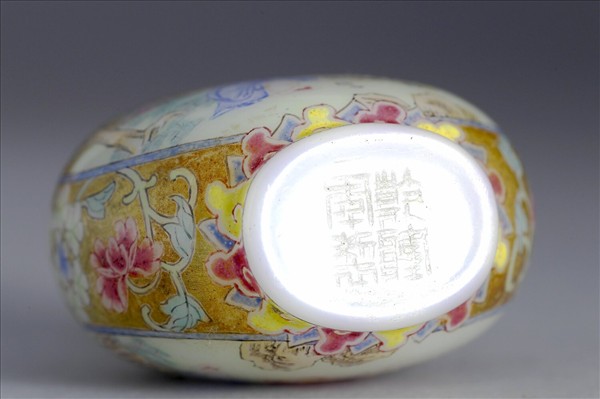 玻璃胎畫琺瑯金地嬰戲圖鼻煙壺