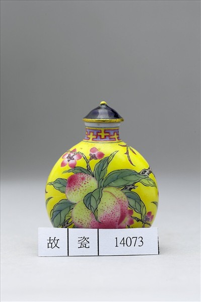 玻璃胎畫琺瑯黃地桃實紋鼻煙壺