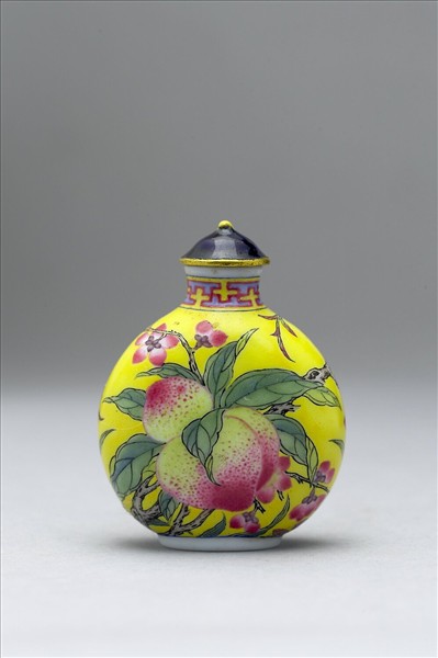 玻璃胎畫琺瑯黃地桃實紋鼻煙壺