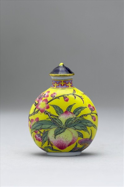 玻璃胎畫琺瑯黃地桃實紋鼻煙壺