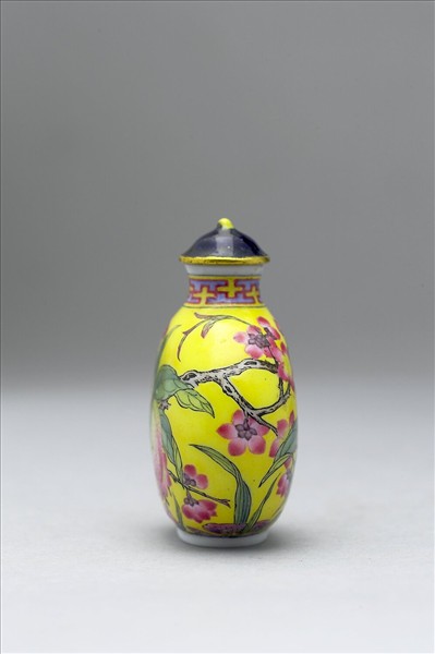 玻璃胎畫琺瑯黃地桃實紋鼻煙壺