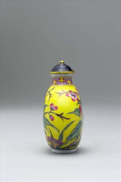 玻璃胎畫琺瑯黃地桃實紋鼻煙壺