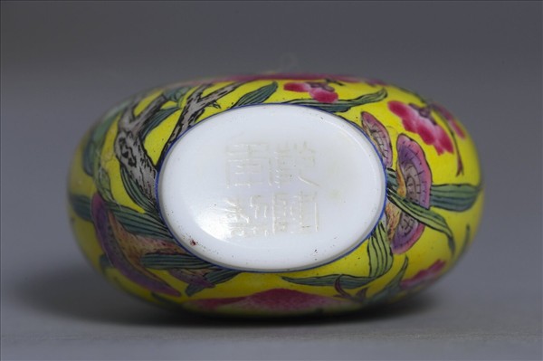 玻璃胎畫琺瑯黃地桃實紋鼻煙壺