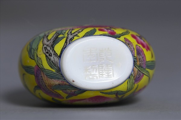 玻璃胎畫琺瑯黃地桃實紋鼻煙壺
